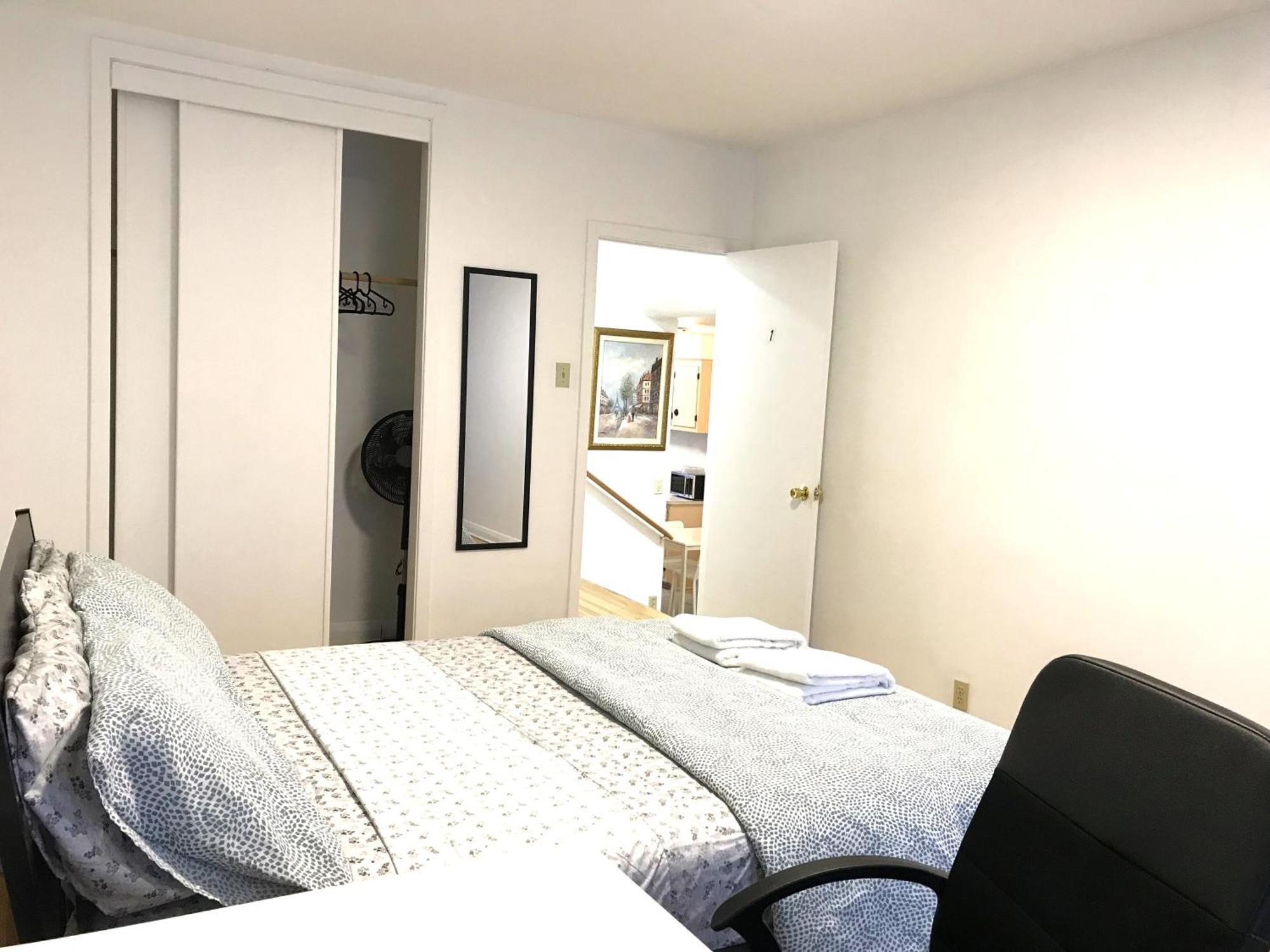 Big Private Room Midmontreal Next To Station Metro - Parking Free Exterior photo